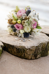 Strandhochzeit schöner Brautstrauß im Sand