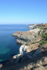 Obraz premium Bright sunny view of the sea from the cliff