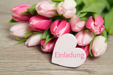 Fototapeta na wymiar Tulpen und Herz: Einladung