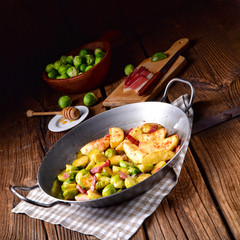 Obraz premium Brussels Sprouts with ham ,honey and roasted potatoes