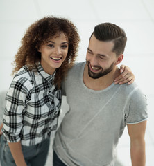 Obraz premium Top view modern young couple standing in new living room