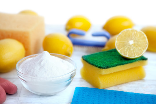 Cleaning accessories with baking soda and lemon