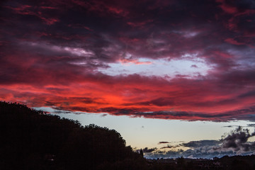 Blutroter Abendhimmel mit Wolken