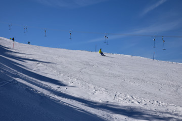 Ski sur le pentes de l'oberland bernois à Lenk en Suisse