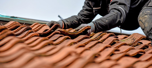 Fototapeta Dachdecker auf dem Dach Arbeistsicherheit obraz