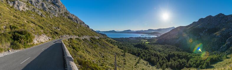 Landstra&szlig;e und Aussicht vom Mirador Es Colomer auf Mallorca richtung Formentor