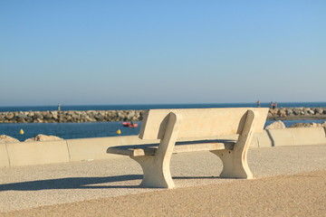 un banc au bord de la mer