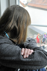 frau schaut aus fenster