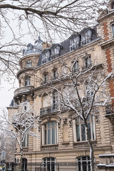 Fototapeta premium Paris under the snow, beautiful facades in winter 