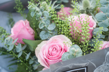 détail bouquet de roses avec décoration florale