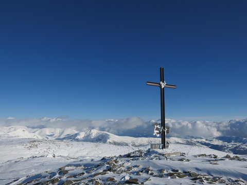 Le Puigmal en neige dans les pyr&eacute;n&eacute;es Orientales,  Croix au sommet de la montagne en neige