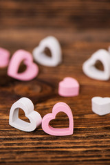 Viele Herzen auf altem Holz