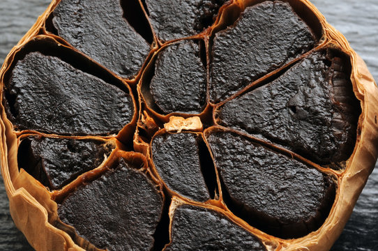 Allium sativum Ajo negro alimento All negre Black garlic Aglio nero Čern&yacute; česnek Ail noir Čierny cesnak Tỏi đen 黑蒜 Ajonegro Alho preto Czarny czosnek Schwarzer Knoblauch Svart vitl&ouml;k 黒ニンニク
