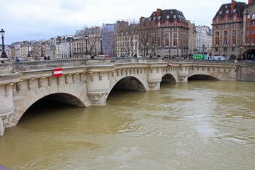 Obraz premium Paris, Pont Neuf, crue de la Seine 2018