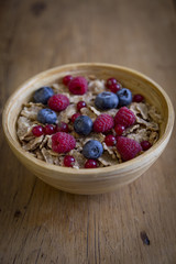 corn flakes lamponi ribes e mirtilli per colazione