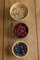 corn flakes lamponi e mirtilli per colazione