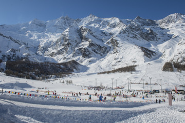 Obraz premium Winterlandschaft mit Skifahrern, Saas Fee, Wallis, Schweiz