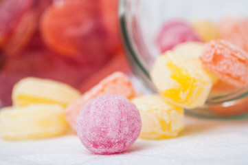 bonbons traditionel en bocal de verre sur fond blanc