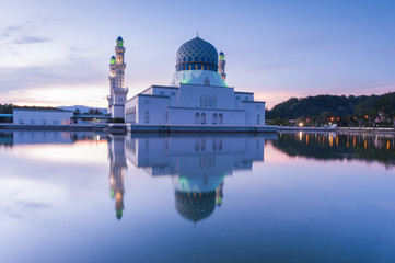 Obraz premium sunrise with reflection at Kota Kinabalu Mosque, Sabah Malaysia.
