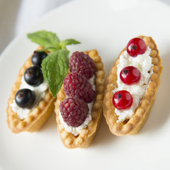 Tartlets with fresh fruits