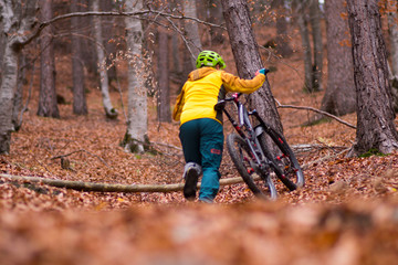 Mountainbiker schiebend