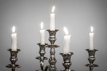 barocker Kerzenst&auml;nder mit Kerzen