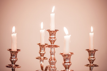 barocker Kerzenständer mit Kerzen