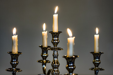 barocker Kerzenst&auml;nder mit Kerzen