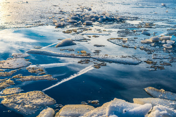 Eisbruch und Spiegelungen am winterlichen See