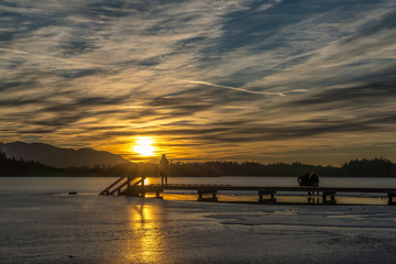 Sonnenuntergang &uuml;ber dem winterlichen Kirchsee in Oberbayern