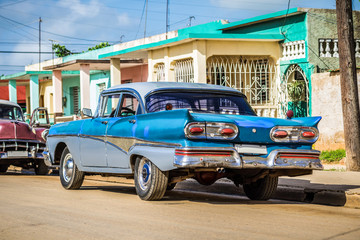 Blauer amerikanischer Oldtimer parkt auf der Strasse im Vorort von Havanna City Kuba - HDR - Serie Cuba Reportage