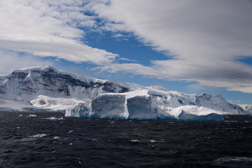 Fototapeta na wymiar Antarctic landscape with iceberg