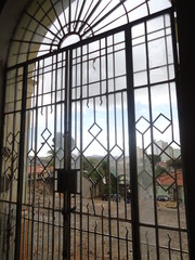 Port&atilde;o de col&eacute;gio abandonado 01