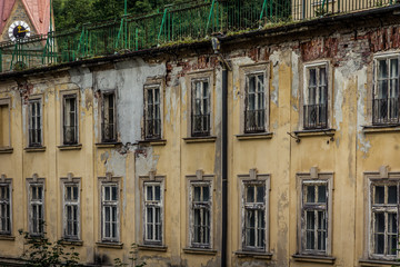 Der Kirchturm überragt die Ruine eines Hotels