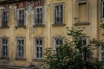 Fototapeta na wymiar Obere Stockwerke eines einsturzgefährdeten Hauses