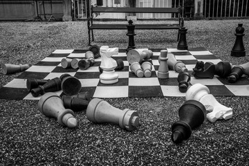 Schachfiguren auf einem Freiluft-Spielbrett