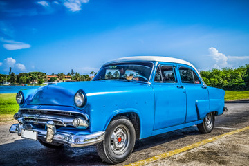 Blauer amerikanischer Oldtimer mit weissem Dach parkt in Varadero nahe des Strandes  Kuba - HDR -...