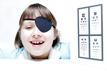 Mała dziewczynka w klinice optometrii. Rehabilitacja wzroku.  © doroguzenda
