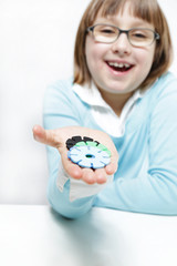 Terapia wzroku. Mała dziewczynka w klinice optometrii.  © doroguzenda