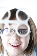 Uśmiechnięta dziewczynka na terapii wzroku. Fliper akomodacyjny  © doroguzenda