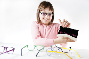 Dziewczynka trzyma okulary dziecięce  © doroguzenda