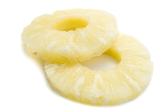 Ananasring ananas ring isoliert freigestellt auf weißen Hintergrund, Freisteller