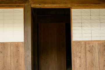 日本家屋の和室入り口の白い障子