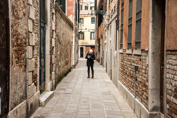 Ludzie na ulicach Wenecji - obrazy, fototapety, plakaty