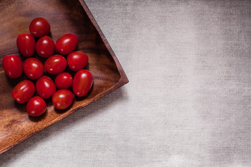 pomidory na drewnianej tacy