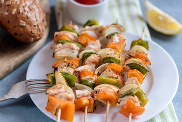 Skewers with chicken, peppers and onions.