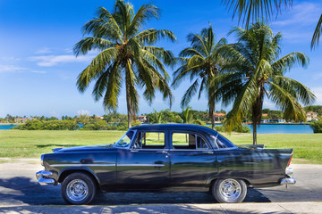 Schwarzer amerikanischer Oldtimer parkt unter blauem Himmel nahe des Strandes in Varadero Kuba - Serie Cuba Reportage  - 192374792