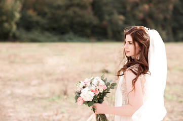 Naklejka premium Beautiful bride holding flowers outdoors. Wedding day.