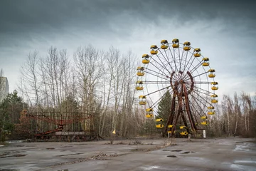 Fotobehang Amusementspark Reuzenrad in verlaten pretpark in de uitsluitingszone van Tsjernobyl, Pripyat, Oekraïne