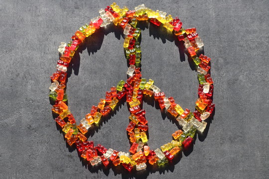 Friedenssymbol/ Friedenszeichen aus bunten Gummib&auml;rchen/ Gummib&auml;ren (S&uuml;&szlig;igkeiten)